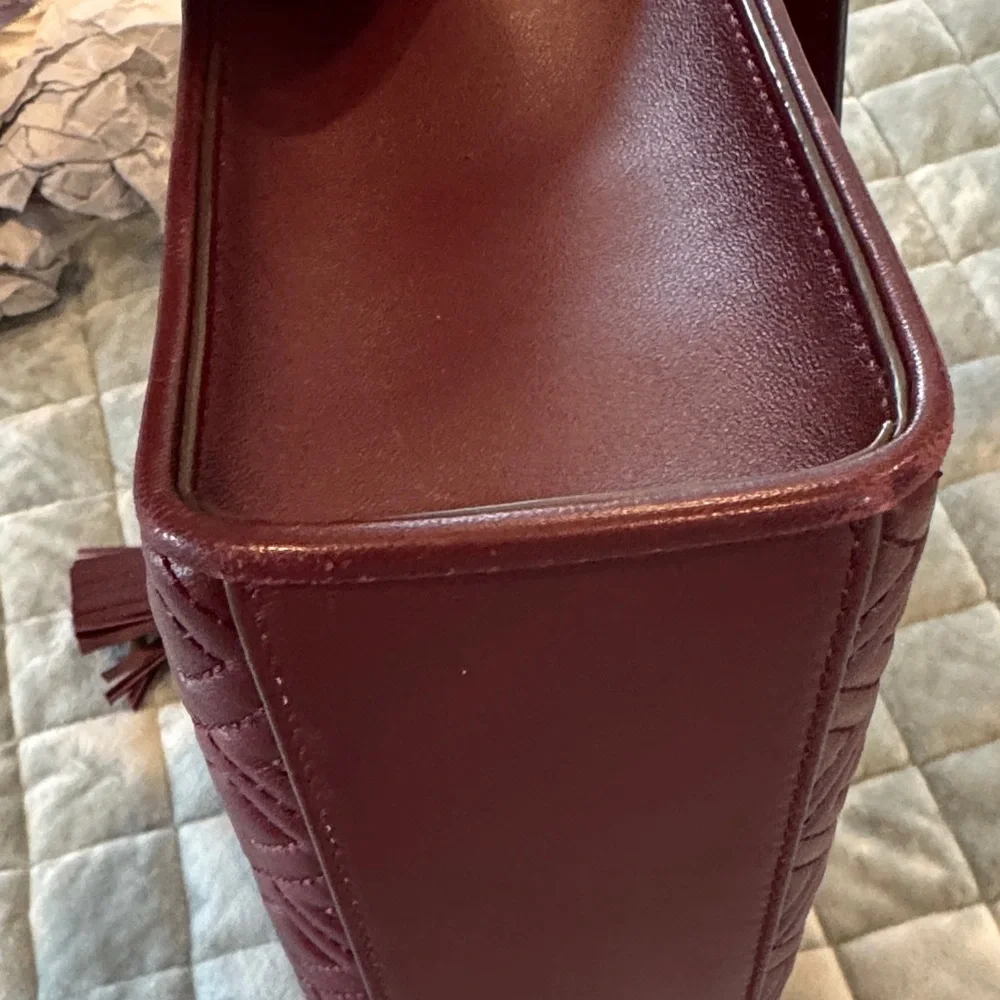 Tory Burch Elegant Burgundy Quilted Shoulder Bag with adjustable strap - Picture 14 of 14